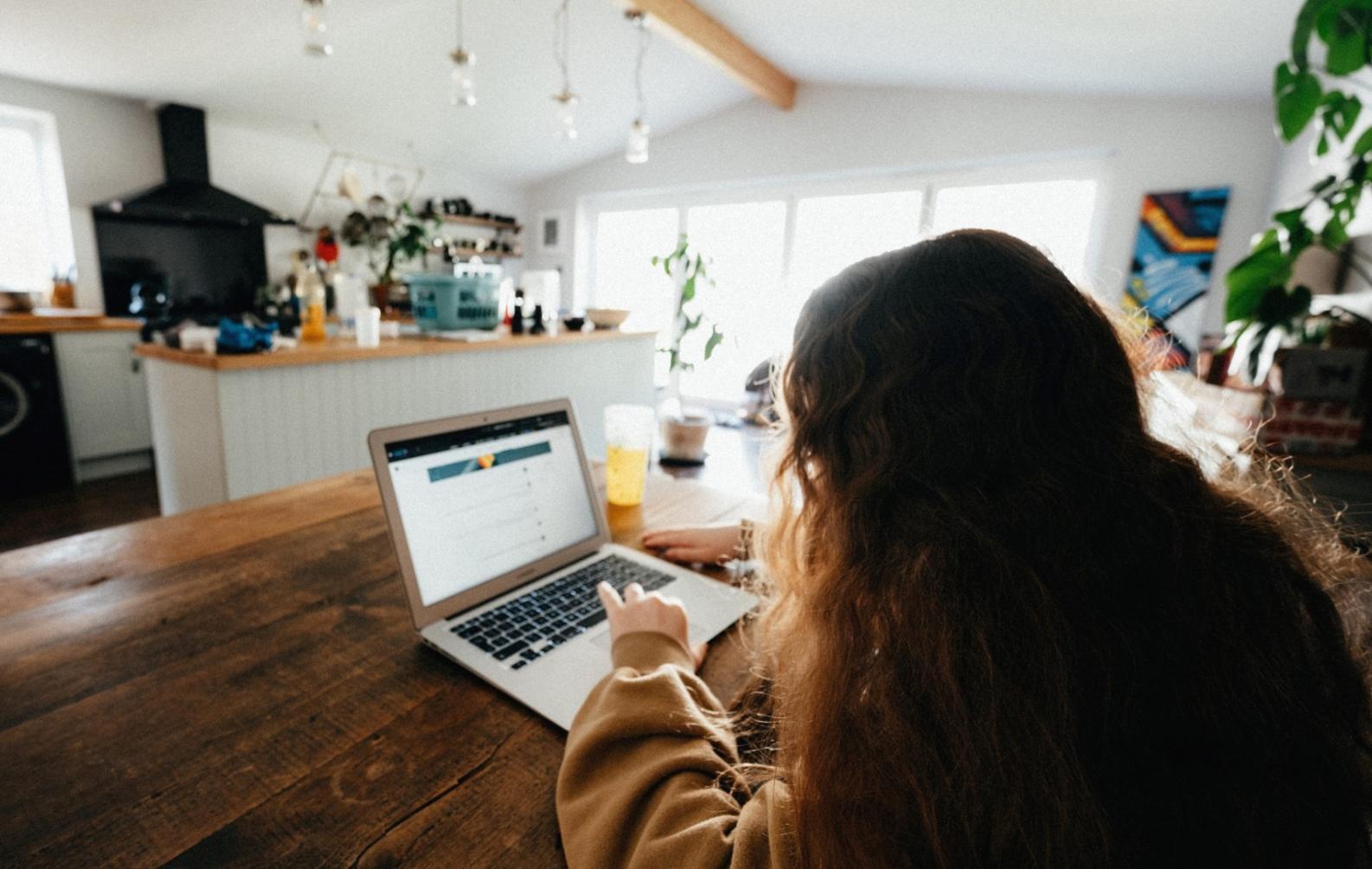 Profesionales analizando datos financieros en sesión de trabajo