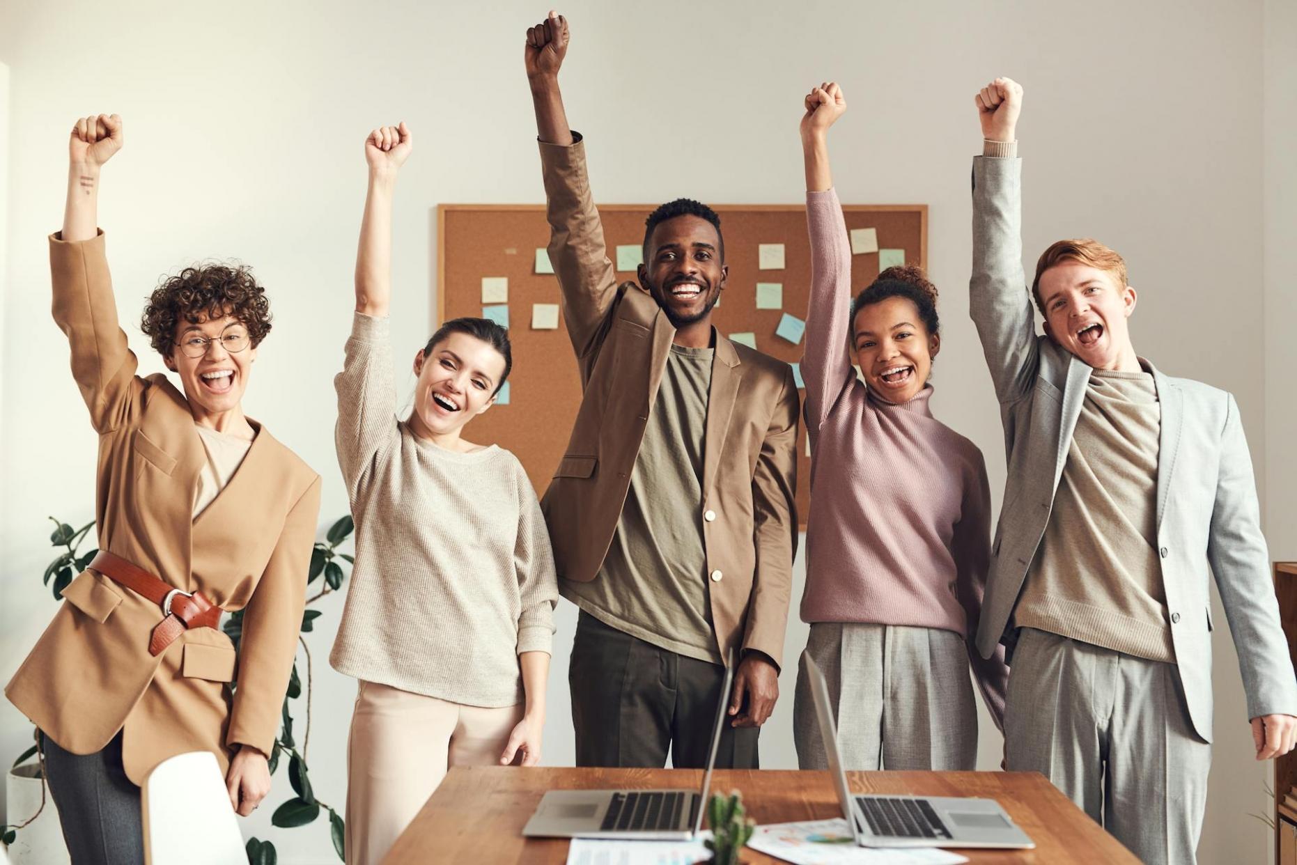 Estudiante organizando documentos financieros con enfoque profesional