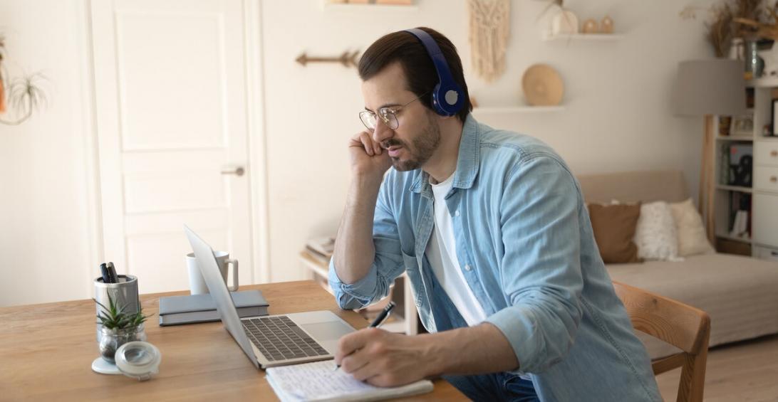 Estudiantes aprendiendo estrategias de control presupuestario